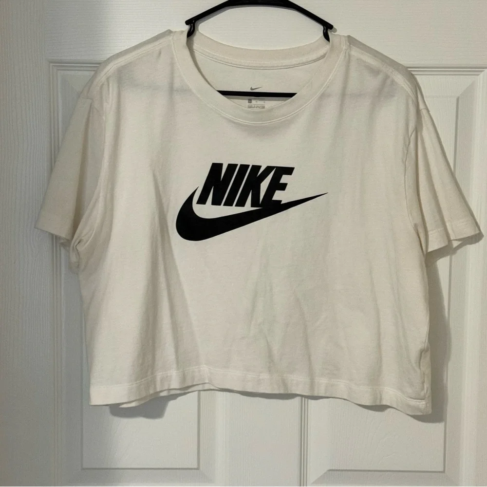 LG “THE NIKE TEE” CROP TOP! - Picture 1 of 5